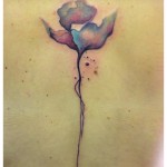 Tatouage fleur aquarelle dos