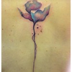 Tatouage fleur aquarelle dos