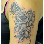 Tatouage roses noir et gris