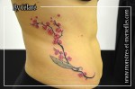 Tatouage plume fleurs cerisier