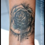 Tatouage rose graphique