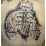 Tatouage de décor avec bateau