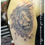 Tatouage lion et fleurs