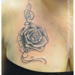 Tatouage roses et arabesques