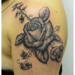 Tatouage de roses et fleurs de cerisier