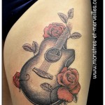 Tatouage de guitare et roses