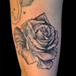 Tatouage rose noir et gris