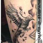 Tatouage oiseau graphique