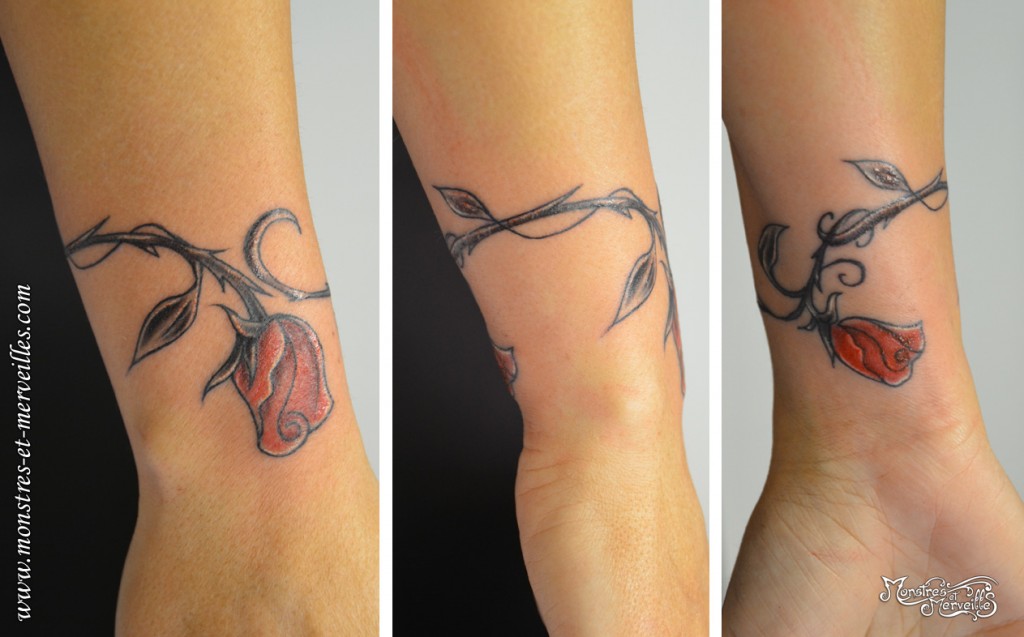 Tatouage de bracelet floral