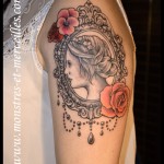 Tatouage portrait et roses