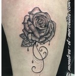 Tatouage rose et perles