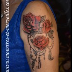 Tatouage roses et plumes