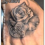 Tatouage de rose et cadenas