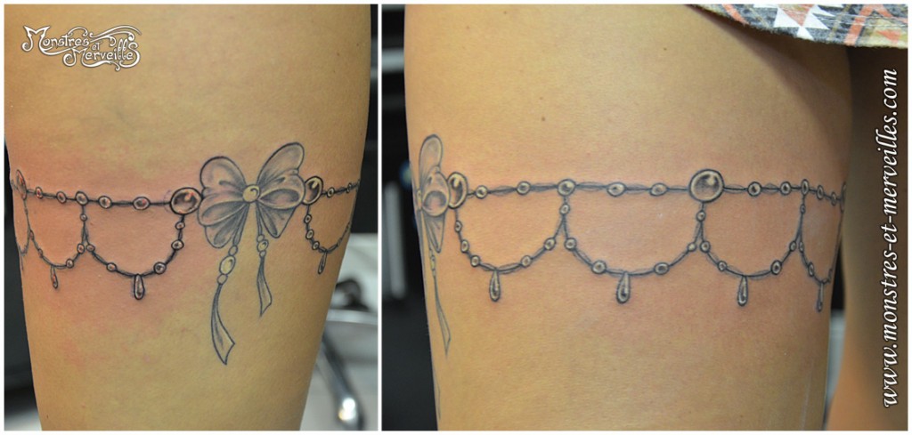 Tatouage de jarretiere noeud et perles