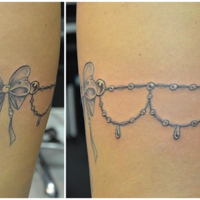 Tatouage de jarretiere noeud et perles