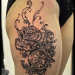 Tatouage de montre, rose et poupée