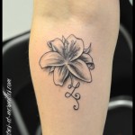 Tatouage de lys initiale