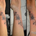 Tatouage floral sur poignet