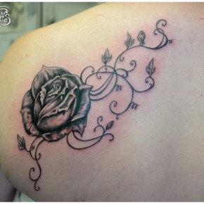 Tatouage de rose noire et arabesques