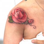 Tatouage rose epaule