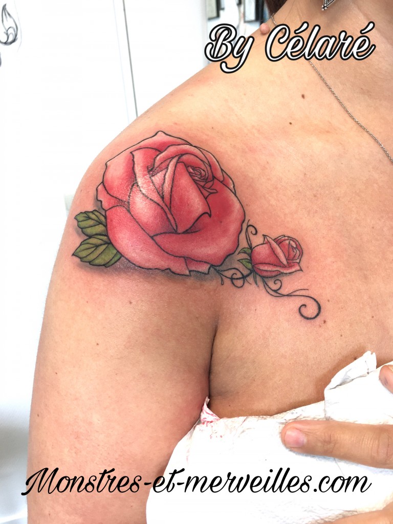Tatouage rose epaule