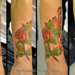 Tatouage de rose et flammes en couleurs