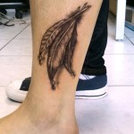 Tatouage de plumes à la cheville