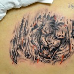 Tatouage de tigre qui griffe