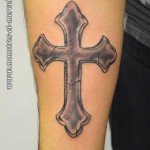 Tatouage de croix en pierre