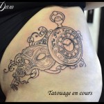 Tatouage montre et masque venise