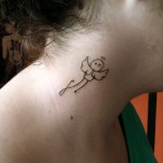 Tatouage d'ange stylisé sur le cou